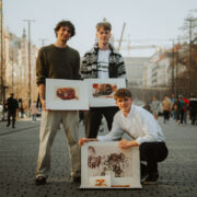 Tři mladí muži a rozrytá měď